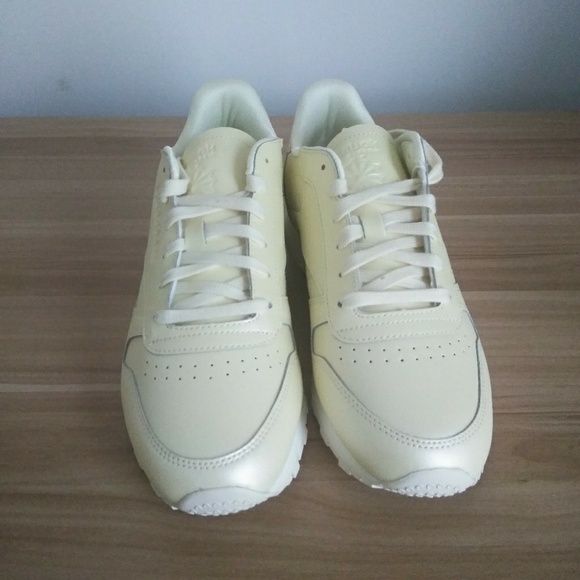 Women Reeboks - Picture 1 of 2